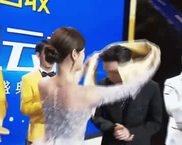 一次次在“瘸子裡頭拔將軍”,歌壇頒獎禮的淪落,比想象中還扎心 一次次在“瘸子裡頭拔將軍”,歌壇頒獎禮的淪落,比想象中還扎心