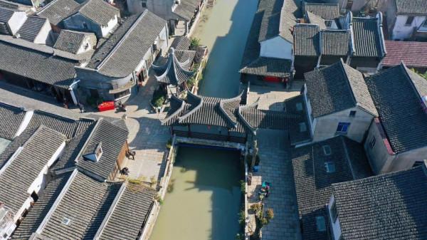 江蘇蘇州有個令人可惜的古鎮，原生態不要門票，被兩根大煙囪毀了