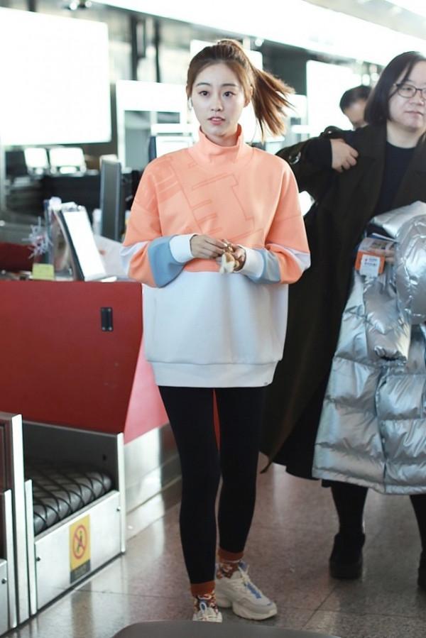 祝緒丹私下裡好有活力，衛衣配緊身褲隨性自然，高馬尾太顯嫩了