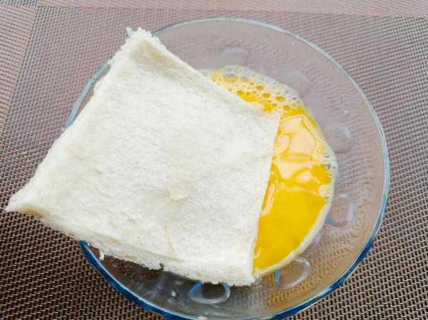 孩子不愛吃飯？1根香蕉2片面包做個爆漿小甜點，營養又好吃