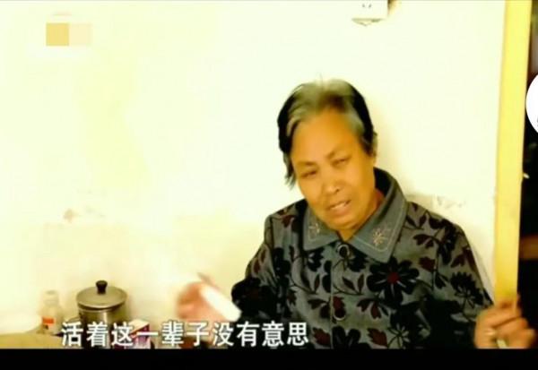 老母親將5套拆遷房給小兒子，卻要求大兒子贍養，兒子：我管不了