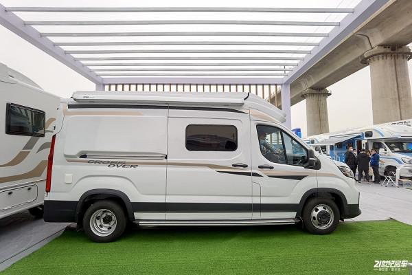 又出新花樣！整體吸塑內飾，隆翠首款Crossover彈出式屋頂B級房車