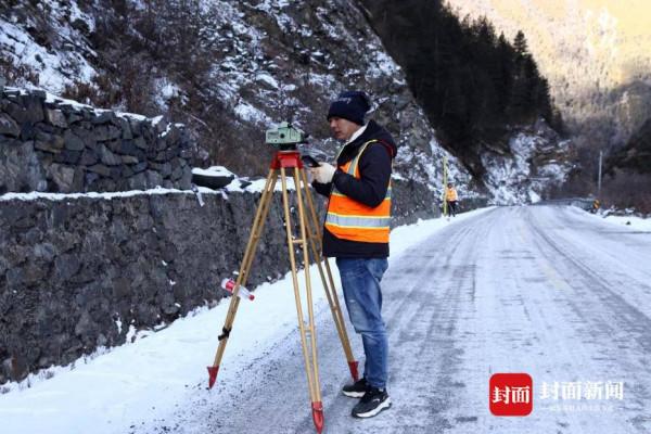 揭開山峰測量技術地空協作的秘密：天上的衛星拍照 地面的人找“座標”接應
