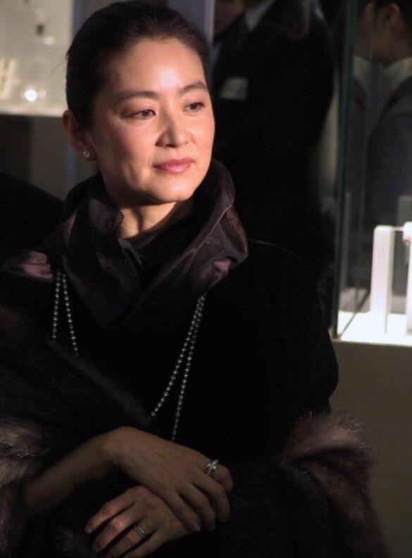 林青霞氣質太絕！穿黑色奶奶裙配皮草，不僅不顯老反而優雅又顯貴