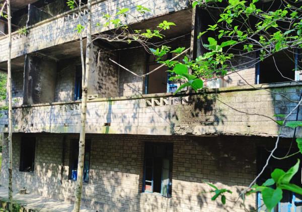 重慶忠縣有一個煤礦，曾經有上萬人生活，如今荒無人煙