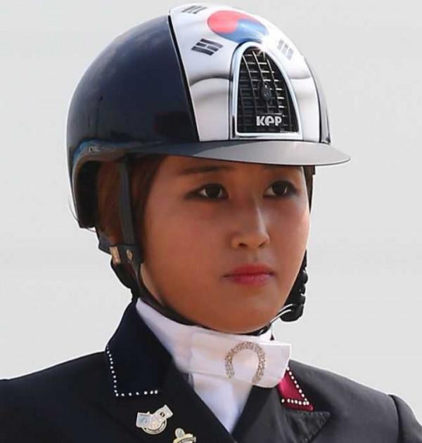 大學生鄭維羅：高調炫富，意外讓韓國總統牢底坐穿，親媽入獄18年