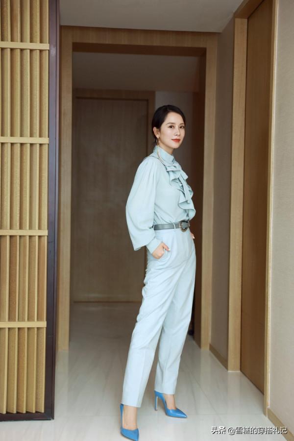 40歲左右的女人，衣服儘量不要穿駝色和灰色，其實這些更氣質顯白