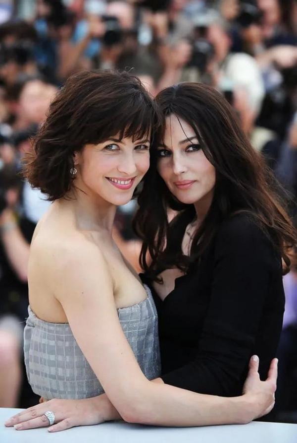 莫妮卡和蘇菲·瑪索“撞衫”,紅裙禮服復古優雅,美得各有風韻 莫妮卡和蘇菲·瑪索“撞衫”,紅裙禮服復古優雅,美得各有風韻