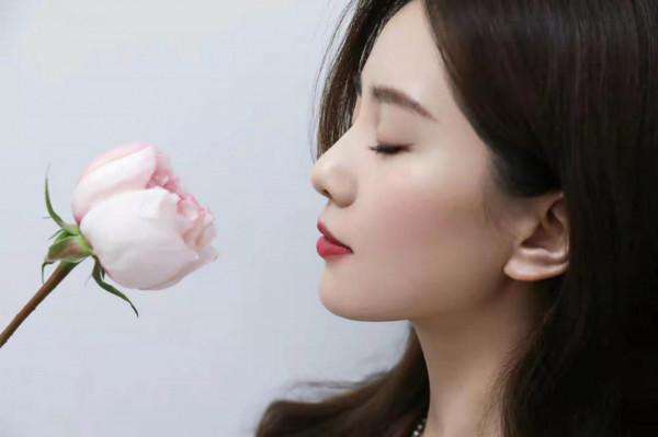 劉詩詩元宵營業照造型封神！穿露肩白裙秀天鵝頸，吳奇隆娶到寶了