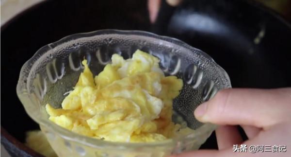 白蘿蔔里加2個雞蛋，不炒不燉不涼拌，這樣做太香了，上桌就掃光