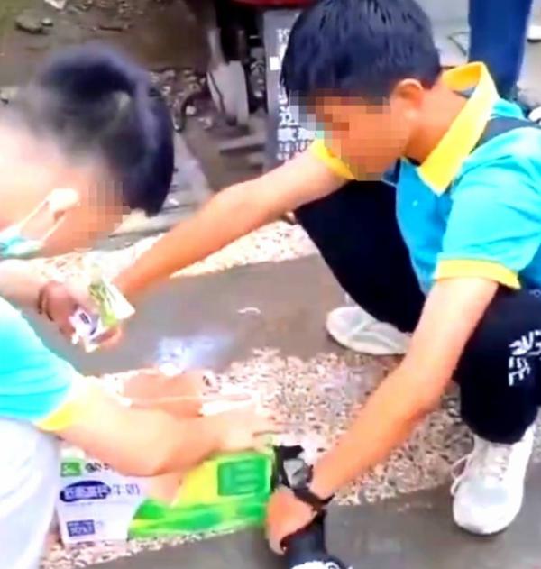 因學校不讓外帶食物,倆學生校門口狂喝11盒牛奶,涉事校長被約談 因學校不讓外帶食物,倆學生校門口狂喝11盒牛奶,涉事校長被約談
