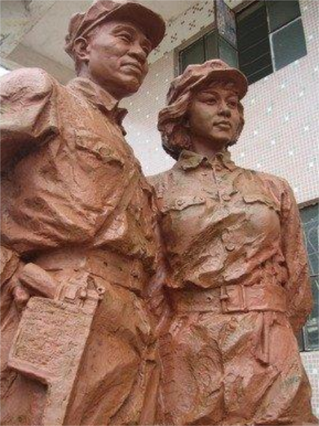 她為掩護主席被俘犧牲，頭顱被敵人割下掛在城牆上，丈夫後成元帥