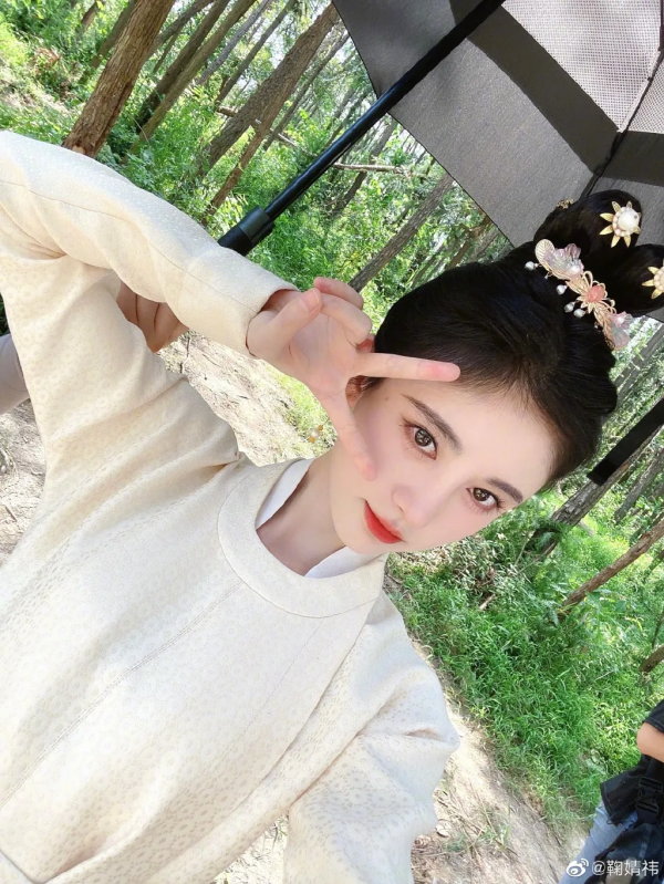 每日八卦：歐豪蹭趙麗穎熱度？鞠婧禕軋戲了？張萌畫大餅？