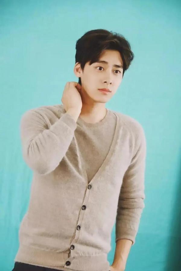 頂級男神李易峰，簡直帥成一道光