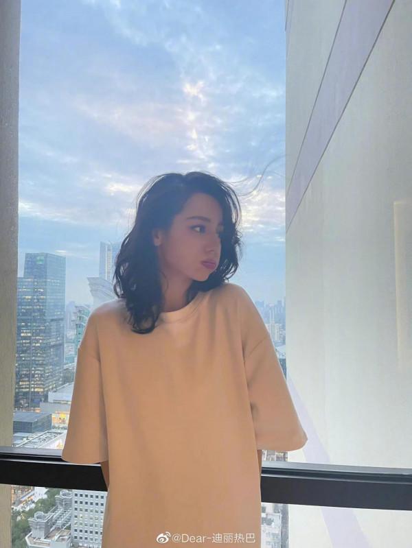 迪麗熱巴最新自拍照