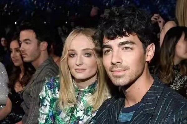 26歲權遊三傻懷二胎狀態不佳，不施粉黛眼袋超明顯，疲憊感十足