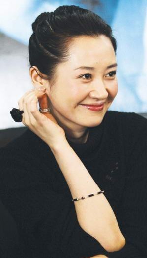 真成老太太了！許晴51歲也不算太老，但燙了這個要命的捲髮