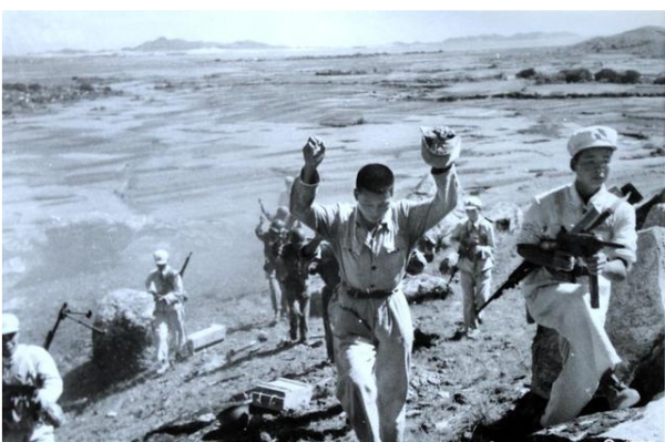 國軍進攻東山島，美國顧問讓傘兵當主角，胡璉怒罵：這不是演習