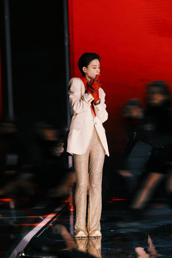 趙文卓《小芒年貨節》晚會後臺舞獅氣勢十足，陳立農撐傘演唱氛圍感拉滿