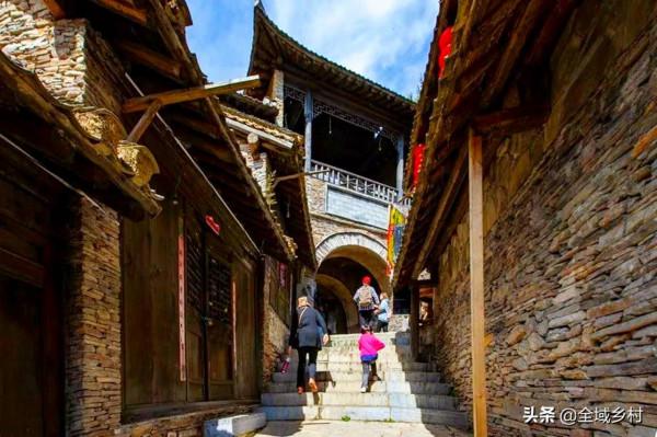 建在山頂上的景區，曾經的土匪窩，現在成為紅色景點和避暑勝地