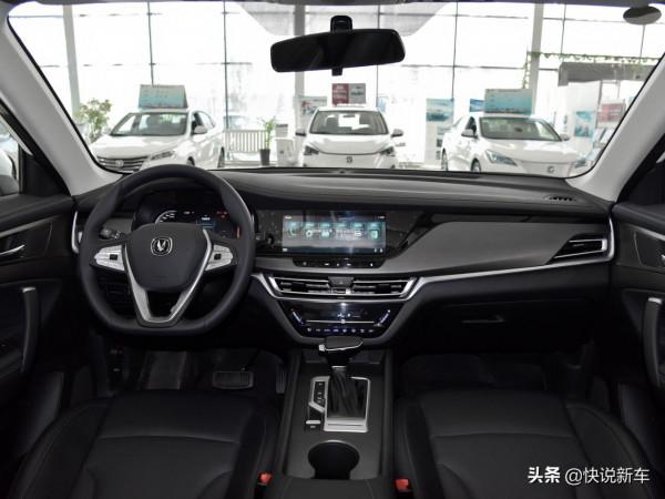 實惠的小型SUV，紅色裝飾，配置高，實拍長安CS35PLUS