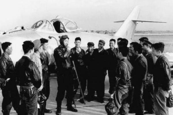 1965年,飛行員李顯斌挾持隊友叛逃,26年後回家探親,下場如何? 1965年,飛行員李顯斌挾持隊友叛逃,26年後回家探親,下場如何?