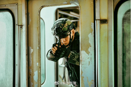 軍校學員畢業照，太太太太太酷了