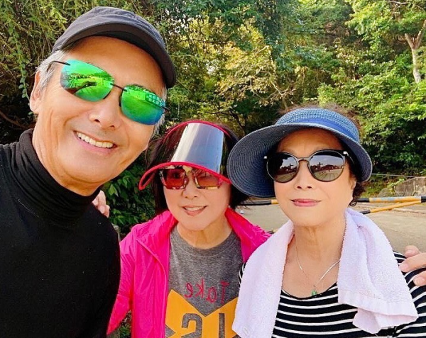 《射鵰英雄傳》演員罕同框，李司棋抗癌成功精神足，劉江笑容慈祥