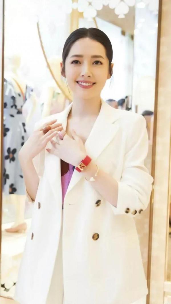 郭碧婷，貌美如花楚楚動人