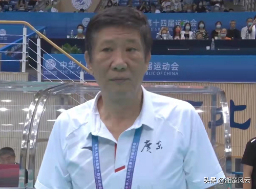 實力懸殊，廣東女排遭遼寧隊0-3橫掃，老帥方巖抱頭露出苦澀笑容