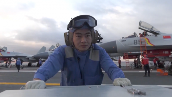 排程殲-15的女兵、扛驅鳥槍的清華學霸……他們是遼寧艦上平凡且重要的人