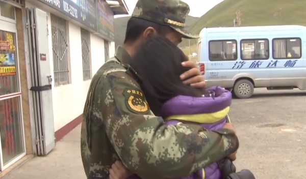 相戀8年的兵哥哥失聯，痴情女友跨越2000公里，到部隊尋求真相