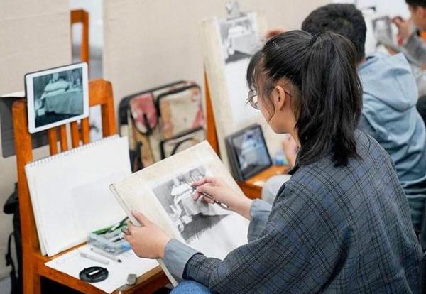 大學裡也有“燒錢”專業,普通家庭得繞道走,學生畢業後卻很吃香 大學裡也有“燒錢”專業,普通家庭得繞道走,學生畢業後卻很吃香