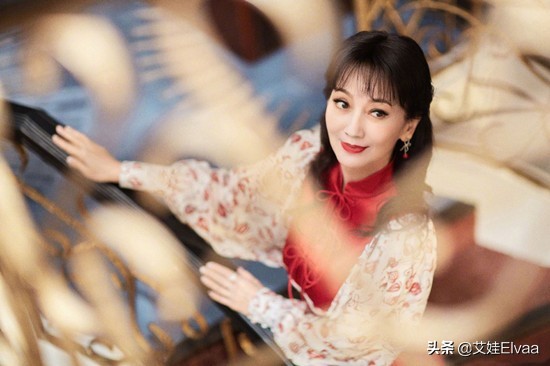 67歲趙雅芝真吃了防腐劑！穿牛油果色似愛豆，墨鏡洋帽冷豔感絕了