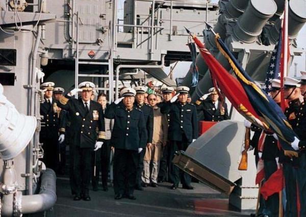 美國海軍首次訪華態度傲慢，入港不掛滿旗，我方直接撤走儀仗隊