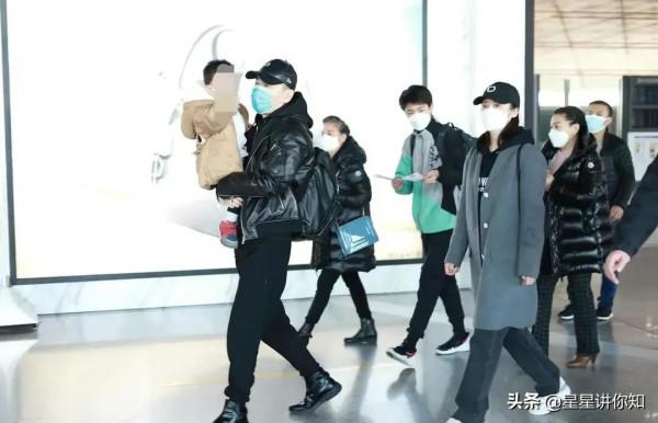 大兒子比媽高，小兒子懷中抱，蔣勤勤陳建斌一家四口出行太低調