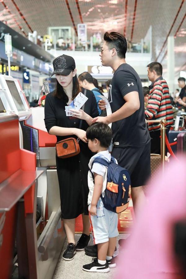 凌瀟肅一家現身機場,男的成了油膩大叔,唐一菲卻越變越美 凌瀟肅一家現身機場,男的成了油膩大叔,唐一菲卻越變越美