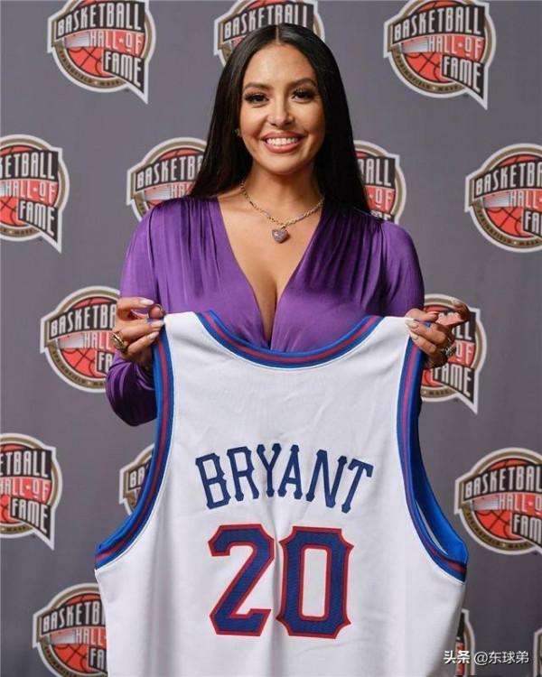 科比離世才2週年，為何瓦妮莎不顧爭議多次出現在單身派對上？