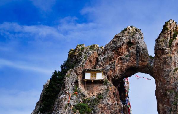 西藏海拔4800米高山上，又長出6座奇峰，藏族人在懸崖上建滿房子