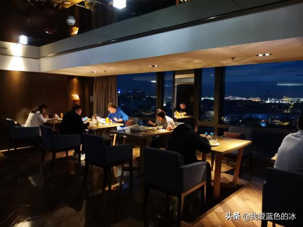 在北京入住的一家酒店的行政酒廊裡，欣賞故宮景色的晚餐