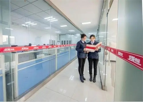 河南出現一位厚道的富豪,他靠零食賺640億,拿出一半分給哥哥 河南出現一位厚道的富豪,他靠零食賺640億,拿出一半分給哥哥