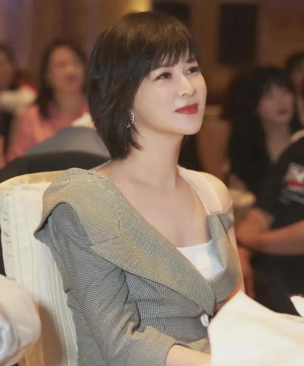 杜華退股！&OpenCurlyDoubleQuote;清朗&rdquo;下王牌孟美岐失靈？揭&OpenCurlyDoubleQuote;內娛教母&rdquo;成功秘訣