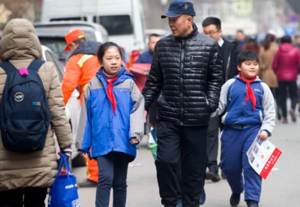 雙減再次放大招，小學生再次迎來調整，上學連書包都不用背了？