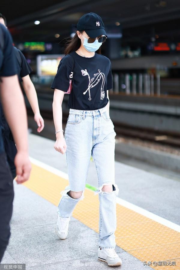 唐嫣戴棒球帽穿T恤休閒青春 穿破洞牛仔褲大步流星顯腿長