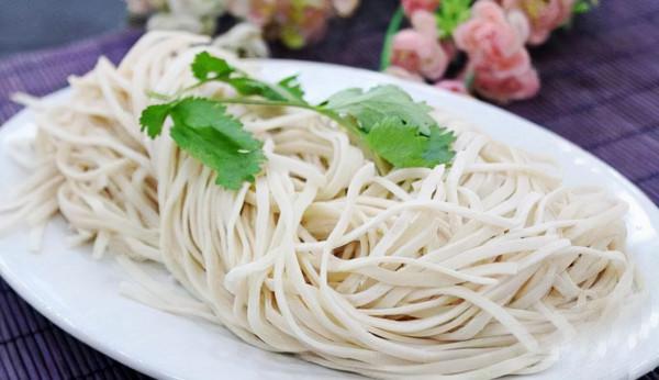 血脂高是麵條影響的？醫生建議：想平穩血脂，儘量少吃這2種食物