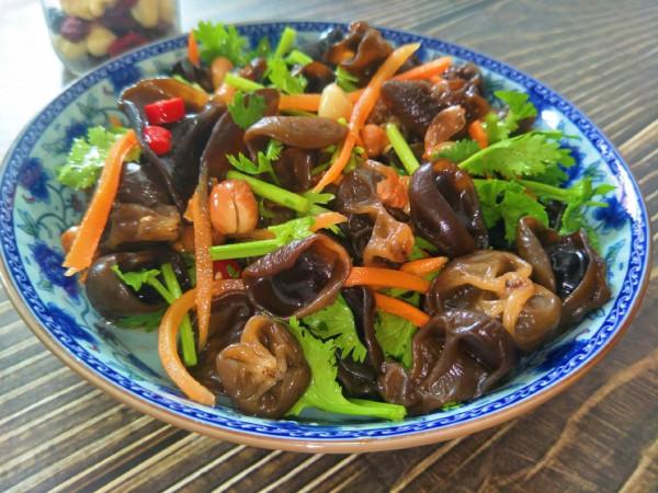 入秋後多吃木耳，加入2味去涼拌，清口爽脆，看著就香