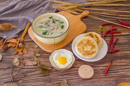 為何不建議早餐吃大米粥？提醒：不僅大米粥，以下2物也要少吃