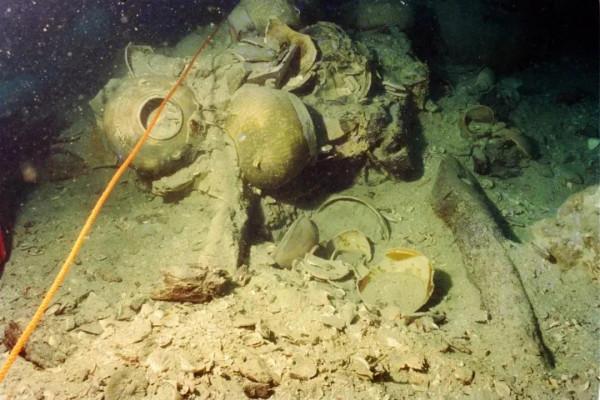 1998年,印尼海底發現神秘沉船,船上裝滿中國珍寶,1200年不腐 1998年,印尼海底發現神秘沉船,船上裝滿中國珍寶,1200年不腐