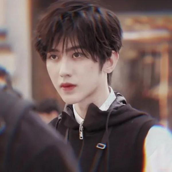 蔡徐坤明星頭像：你是人間星光，不要笑我沒長大我只是不想複雜