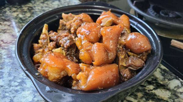 廣東老廚師教的話梅豬腳，出了名的一道菜，肉爛味濃真好吃